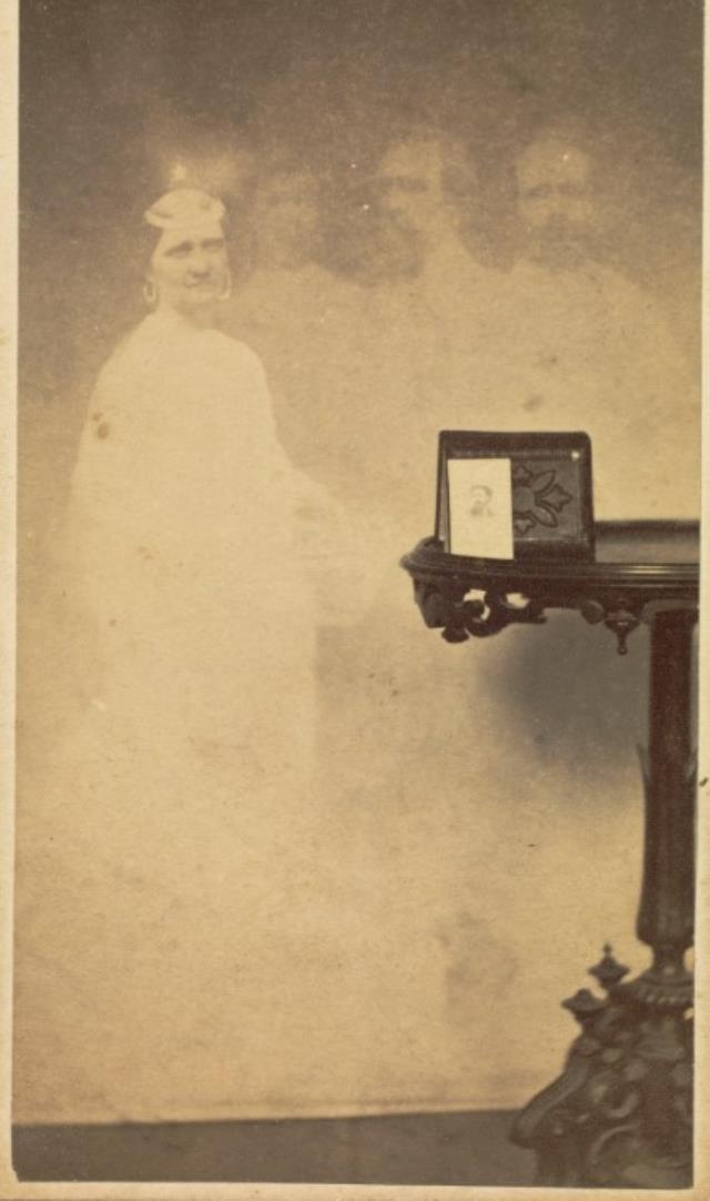 Yakınları ölenler ona koşuyordu! Ruhların fotoğrafını çeken fotoğrafçı, atladığı bir detaydan dolayı herkese rezil oldu