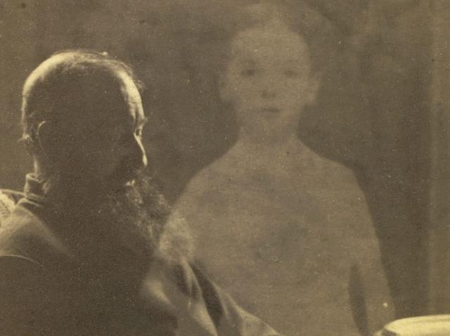 Yakınları ölenler ona koşuyordu! Ruhların fotoğrafını çeken fotoğrafçı, atladığı bir detaydan dolayı herkese rezil oldu