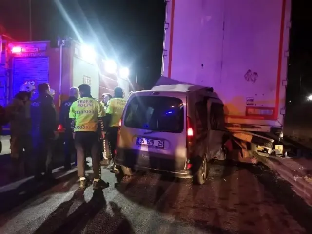 İzmir'de hafif ticari araç tıra ok gibi saplandı: 1 ölü