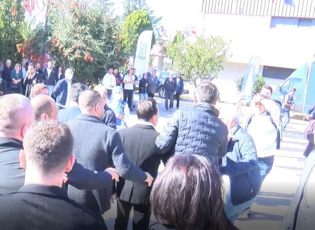 Linçten zor kurtulmuş! İşte İBB tesis açılışında Şadi Yazıcı'ya yapılan saldırının en net görüntüleri