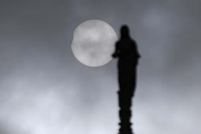 Merakla beklenen güneş tutulması gerçekleşti! İşte doğa mucizesinden çok güzel kesitler