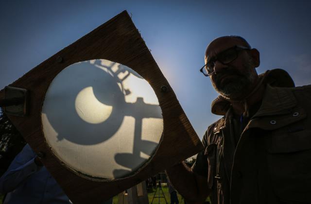 Merakla beklenen güneş tutulması gerçekleşti! İşte doğa mucizesinden çok güzel kesitler