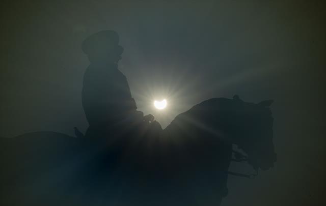 Merakla beklenen güneş tutulması gerçekleşti! İşte doğa mucizesinden çok güzel kesitler