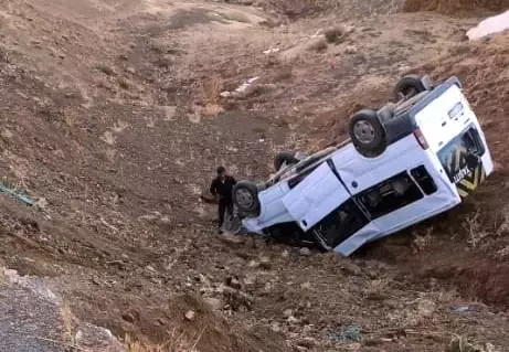 Okul servisi uçuruma yuvarlandı: 11 öğrenci yaralı