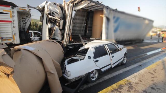 Zincirleme kazada tonlarca ağırlıktaki kağıt rulolarının üzerine düştüğü otomobil, kağıt gibi ezildi