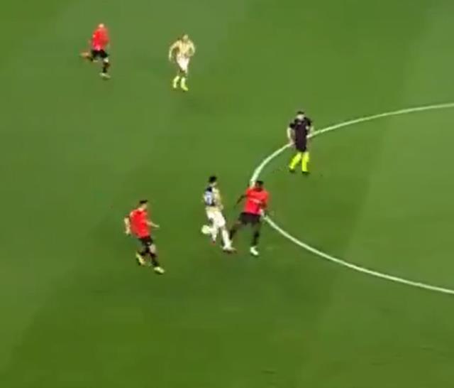 Sırp hakeme denmeyen kalmadı! Rennes'in Fenerbahçe'ye attığı gol öncesi yaşananlar saç baş yoldurdu Sırp hakeme denmeyen kalmadı! Rennes'in Fenerbahçe'ye attığı gol öncesi yaşananlar saç baş yoldurdu