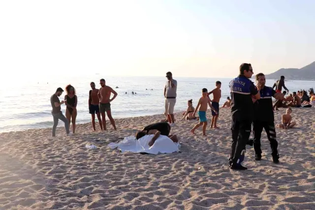 Dünyaca ünlü plajda denize giren eşek telef oldu