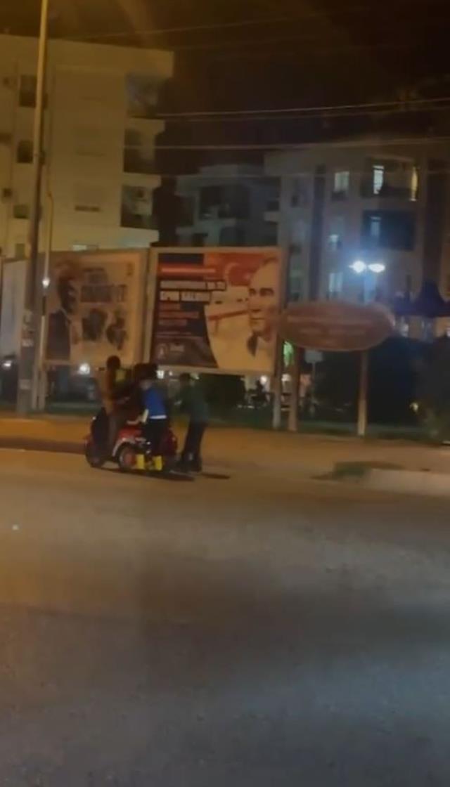 Elektrikli bisiklete 6 kişi binip yola çıkmaya çalıştılar, o anları kayda alan adamın sözleri daha skandal