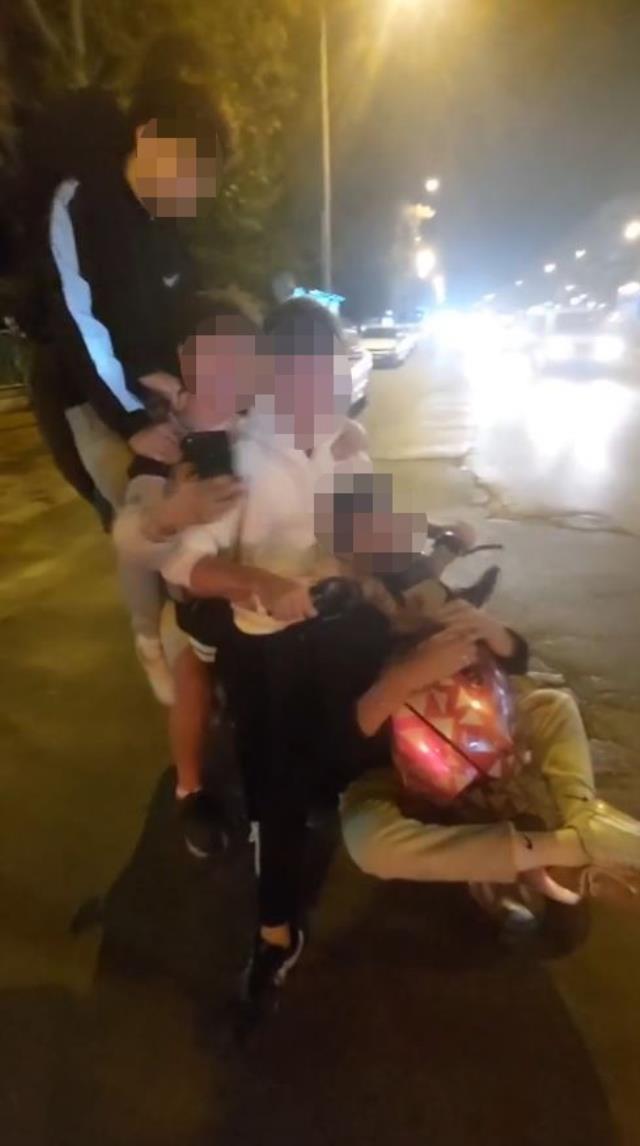 Elektrikli bisiklete 6 kişi binip yola çıkmaya çalıştılar, o anları kayda alan adamın sözleri daha skandal