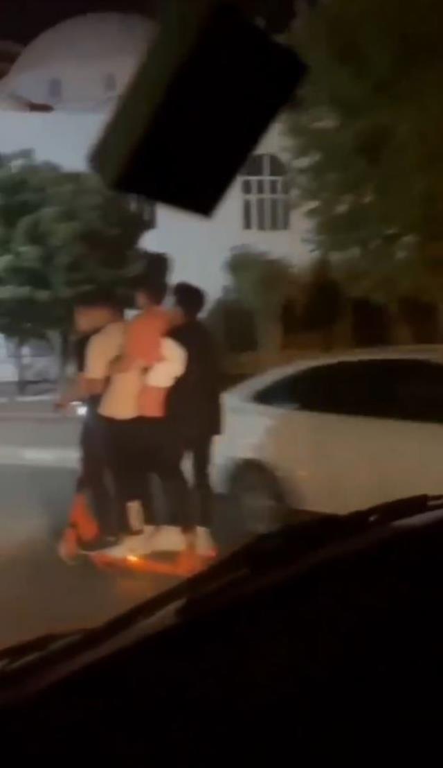 Elektrikli bisiklete 6 kişi binip yola çıkmaya çalıştılar, o anları kayda alan adamın sözleri daha skandal