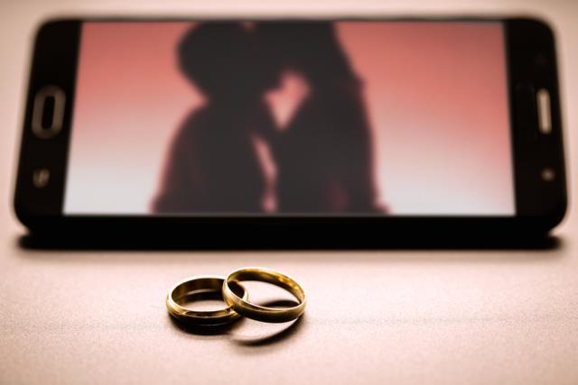 Eve erken gelen kadın kız kardeşini ve kocasını uygunsuz bir şekilde yakaladı