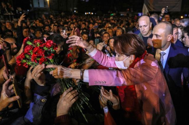 'Kılıçdaroğlu aday olmasın' diyen komedyenin gösterisine giden Akşener'den çarpıcı adaylık çıkışı 'Kılıçdaroğlu aday olmasın' diyen komedyenin gösterisine giden Akşener'den çarpıcı adaylık çıkışı