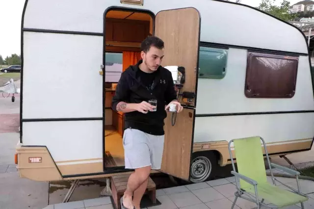 Kiralık ev fiyatlarını yüksek bulan öğrenci karavanda yaşıyor Kiralık ev fiyatlarını yüksek bulan öğrenci karavanda yaşıyor