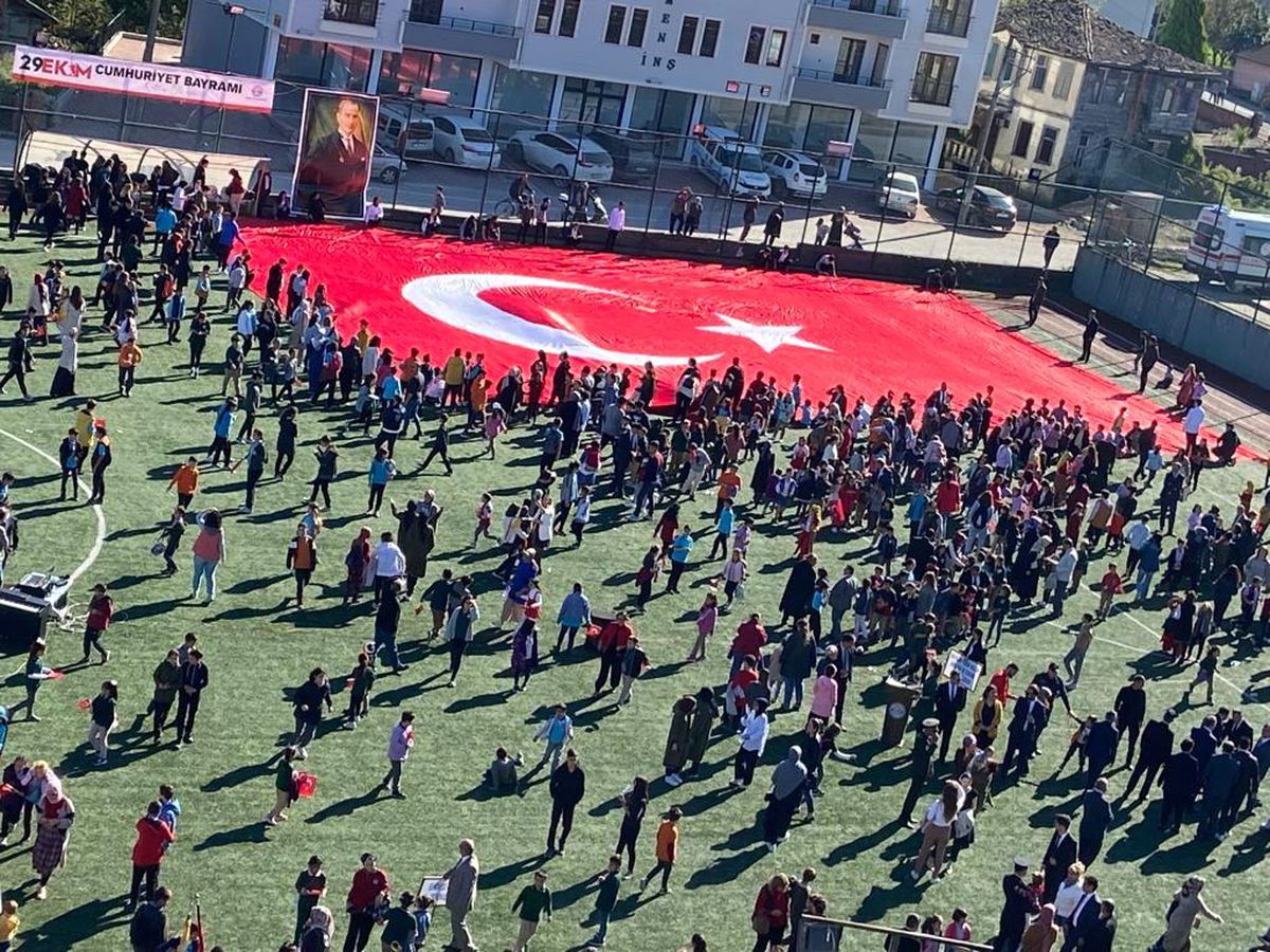 700 öğrencinin katılımıyla yapılan 'bayrak' şovu büyük beğeni topladı