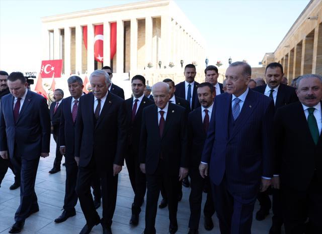 Anıtkabir'de ilginç anlar! Cumhurbaşkanı Erdoğan dahil herkes Bahçeli'nin yüzüğüne takıldı