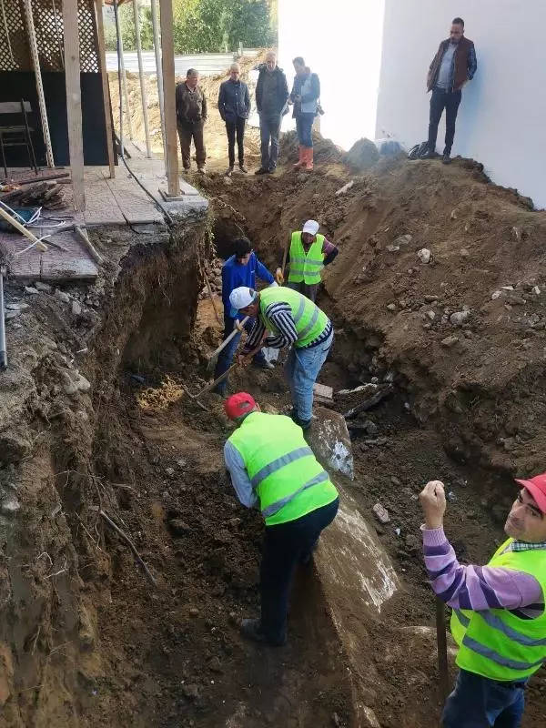 Bolu'da bahçe kazısı sırasında topraktan fırladı, ekiplerin gözü yerinden oynadı! Hafta içi açılacak