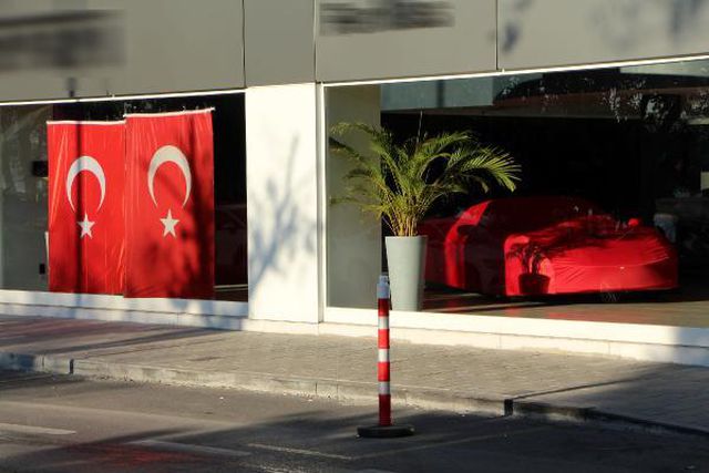 Galeriye silahlı saldırı! 25 milyonluk lüks otomobil kurşunlardan nasibini aldı