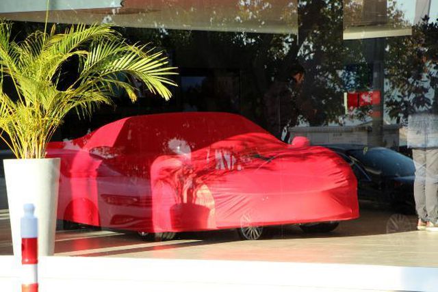 Galeriye silahlı saldırı! 25 milyonluk lüks otomobil kurşunlardan nasibini aldı