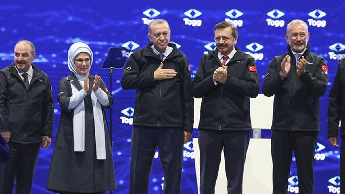 Cumhurbaşkanı Erdoğan'ın binlerce kişi önünde Emine Erdoğan'a yaptığı jest, tüm salona tebessüm ettirdi