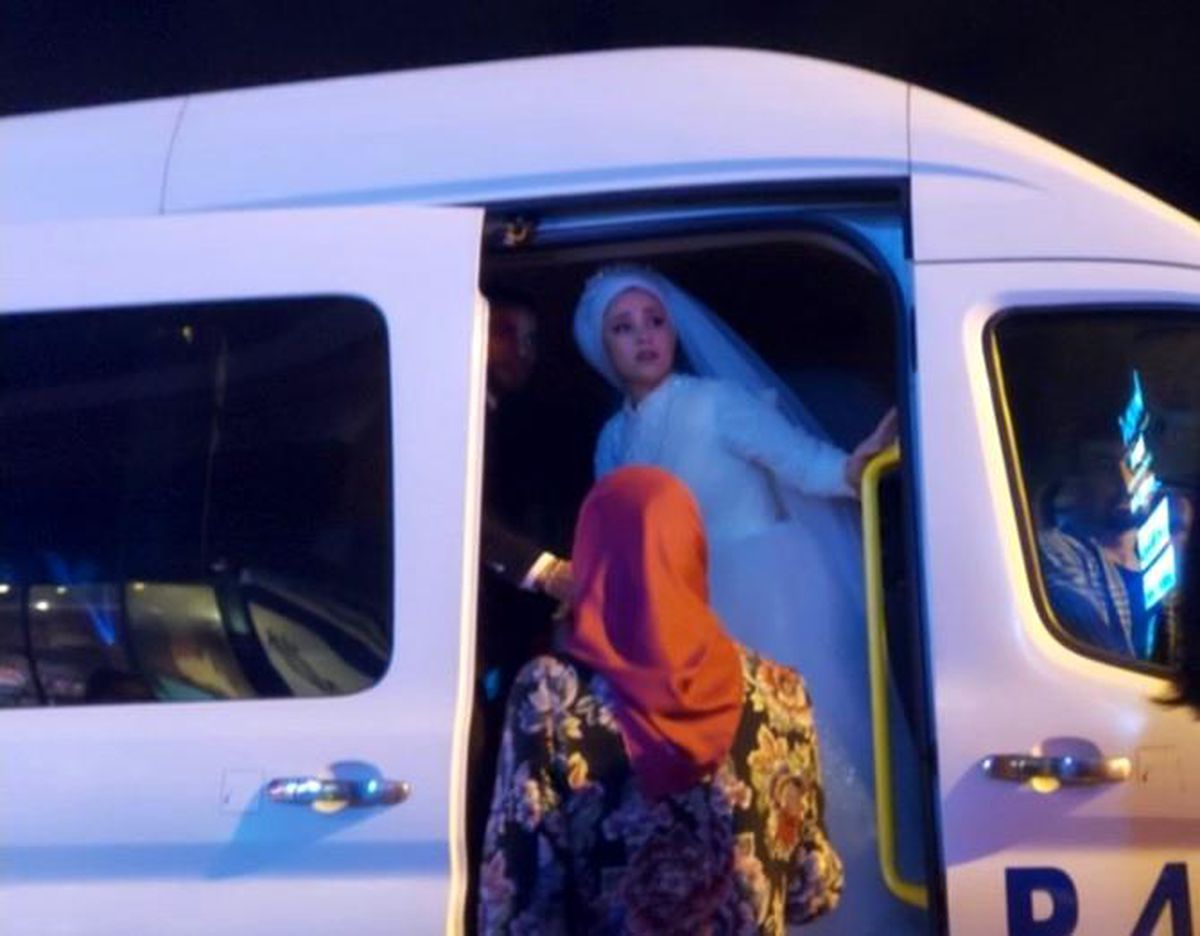 Düğünü yarıda bırakan kavga! Gelin ve damadı servis aracıyla uzaklaştırdılar, 1 yaralı var