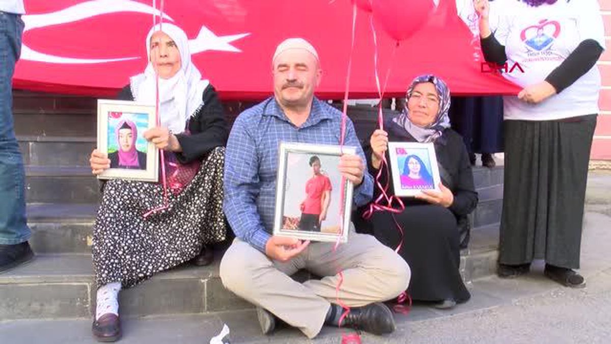EVLAT NÖBETİNDEKİ AİLELER, 'YAŞASIN CUMHURİYET' SLOGANIYLA TÜRK BAYRAKLI BALONLARI GÖKYÜZÜNE SALDI
