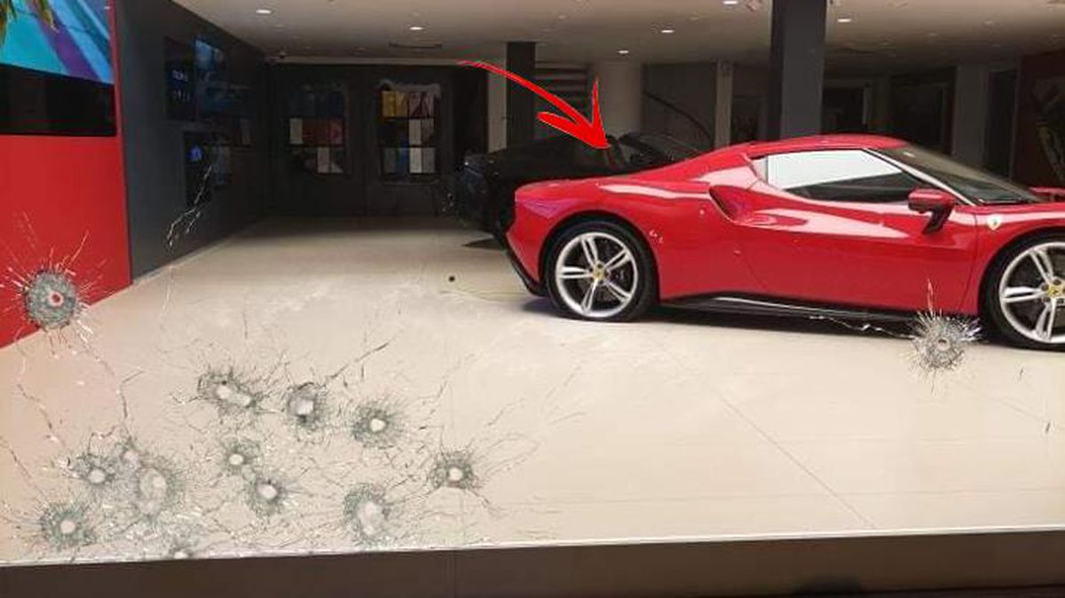 Galeriye milyonluk kurşun! Camın arkasındaki 25 milyonluk lüks araçta hasar büyük