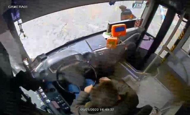 Halk otobüsü şoförü, yolcuyla tartışırken Emine'yi ezerek ölümüne neden olmuş! Anbean kamerada