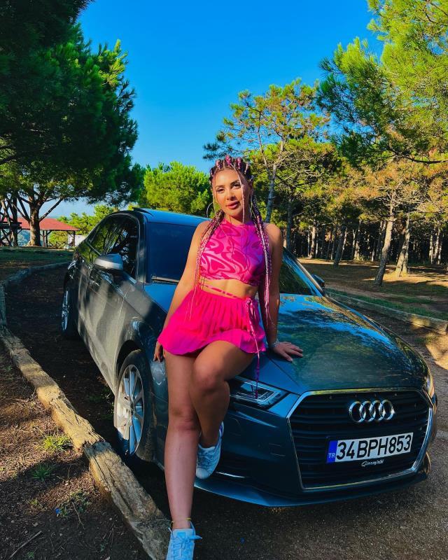 Şarkıcı ve sosyal medya fenomenin Gizem Çelebi'nin aracına silahlı saldırı Şarkıcı ve sosyal medya fenomenin Gizem Çelebi'nin aracına silahlı saldırı