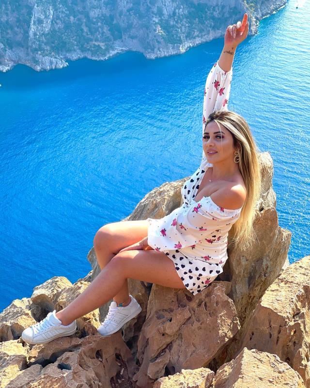 Şarkıcı ve sosyal medya fenomenin Gizem Çelebi'nin aracına silahlı saldırı Şarkıcı ve sosyal medya fenomenin Gizem Çelebi'nin aracına silahlı saldırı