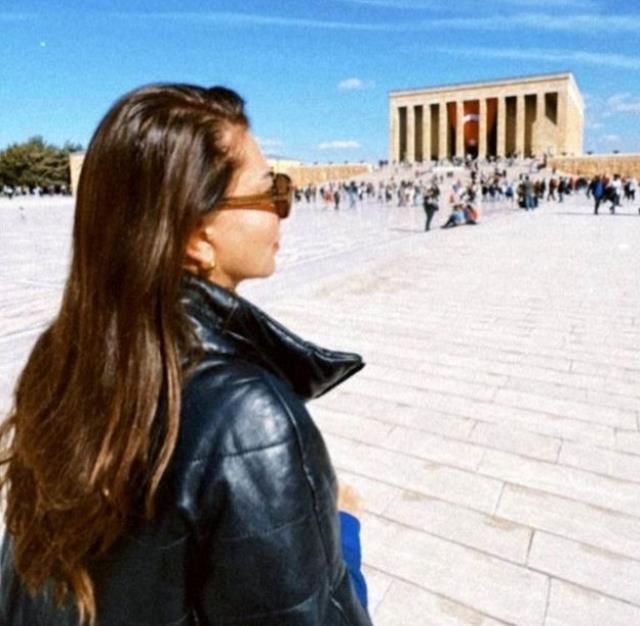 Ünlülerin Cumhuriyet Bayramı paylaşımları! Sanatçı Ebru Yaşar, Anıtkabir'i ziyaret etti