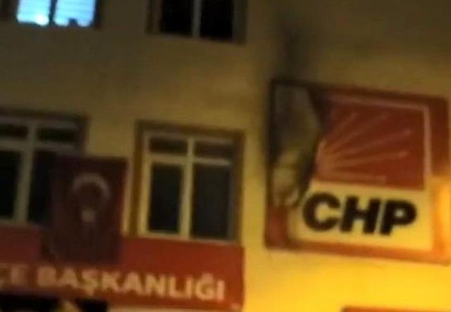Çankırı'da CHP ilçe başkanlığının bulunduğu binaya molotofkokteyli saldırı Çankırı'da CHP ilçe başkanlığının bulunduğu binaya molotofkokteyli saldırı