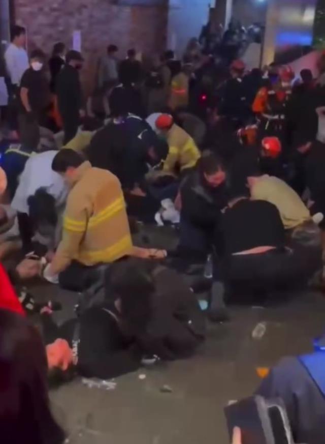 Güney Kore'de 151 kişinin öldüğü izdihamın görüntüleri ortaya çıktı! Binlerce kişi iç içe geçerek adeta kilitlenmiş