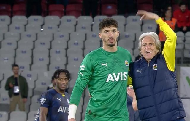 Herkes Jorge Jesus'un yaptığı hareket sonrası Altay Bayındır'ın yüz ifadesini konuşuyor