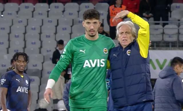 Herkes Jorge Jesus'un yaptığı hareket sonrası Altay Bayındır'ın yüz ifadesini konuşuyor