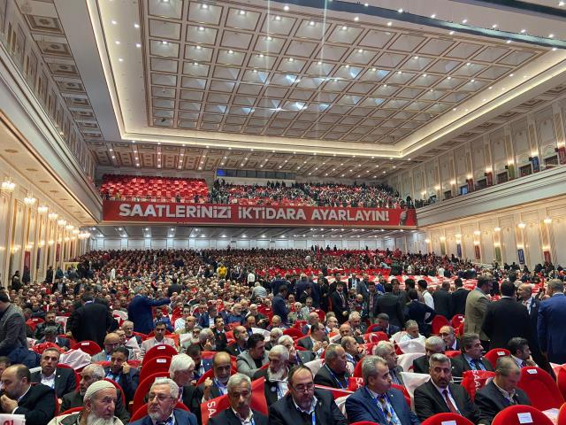 Saadet Partisi'nde büyük kongre heyecanı! Karamollaoğlu mesajını salonun ortasında asılan pankartla verdi