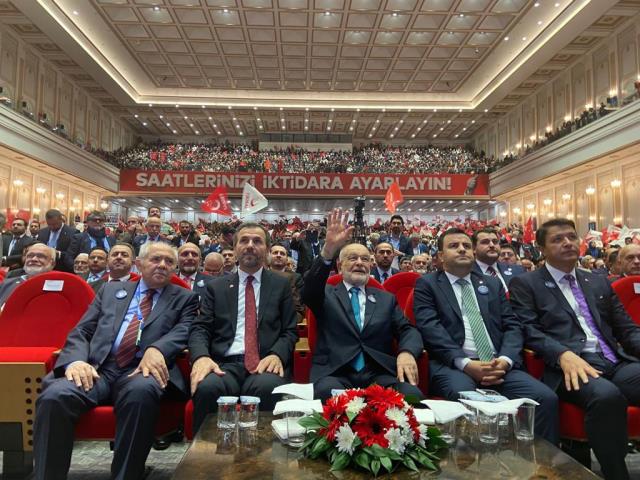 Saadet Partisi'nde büyük kongre heyecanı! Karamollaoğlu mesajını salonun ortasında asılan pankartla verdi