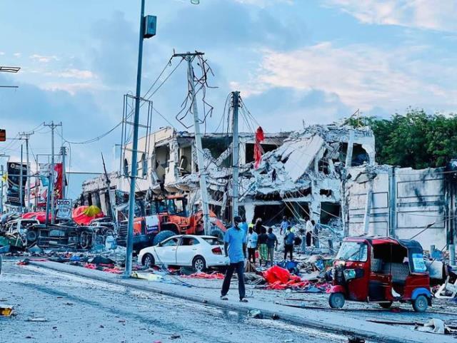 Somali'de meydana gelen patlamalarda en az 100 kişi öldü, 300 kişi yaralandı Somali'de meydana gelen patlamalarda en az 100 kişi öldü, 300 kişi yaralandı