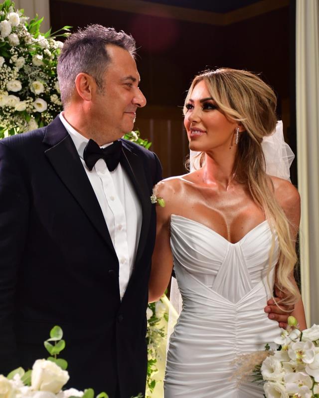 8 yıllık aranın ardından sahnelere dönen Petek Dinçöz, kalça dansı yaptı 8 yıllık aranın ardından sahnelere dönen Petek Dinçöz, kalça dansı yaptı