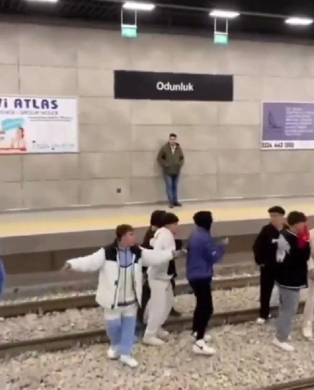 Bursa'da anlam verilemeyen anlar! Bir grup genç metro raylarına atladı, vatandaşlar bakakaldı Bursa'da anlam verilemeyen anlar! Bir grup genç metro raylarına atladı, vatandaşlar bakakaldı