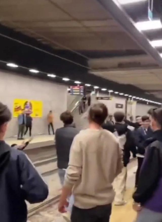 Bursa'da anlam verilemeyen anlar! Bir grup genç metro raylarına atladı, vatandaşlar bakakaldı Bursa'da anlam verilemeyen anlar! Bir grup genç metro raylarına atladı, vatandaşlar bakakaldı