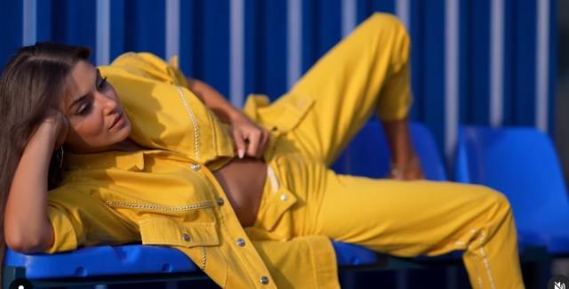 Güzel oyuncu Hande Erçel, pantolonunun düğmesini açıp poz verdi