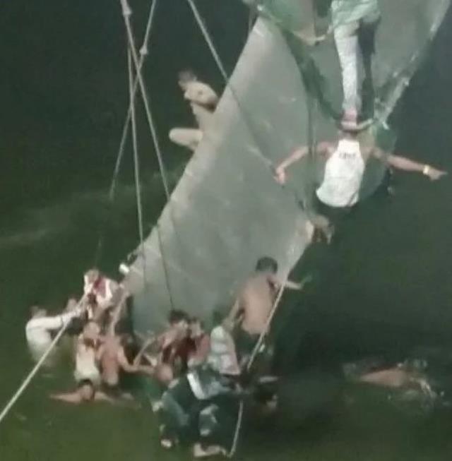 Hindistan'daki köprü faciasında bilanço artıyor: 132 kişi hayatını kaybetti