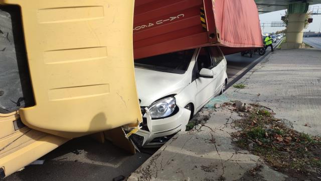 Mucizevi kurtuluş! Tır otomobilin üzerine devrildi, sürücünün burnu bile kanamadı Mucizevi kurtuluş! Tır otomobilin üzerine devrildi, sürücünün burnu bile kanamadı