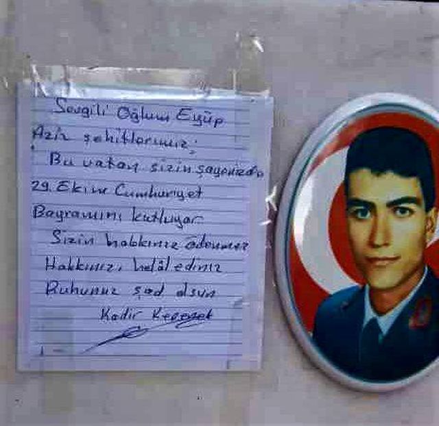 Şehitliğe giden herkesin gözü o mezara takılıyor! Üzerindeki not yürekleri parçalar