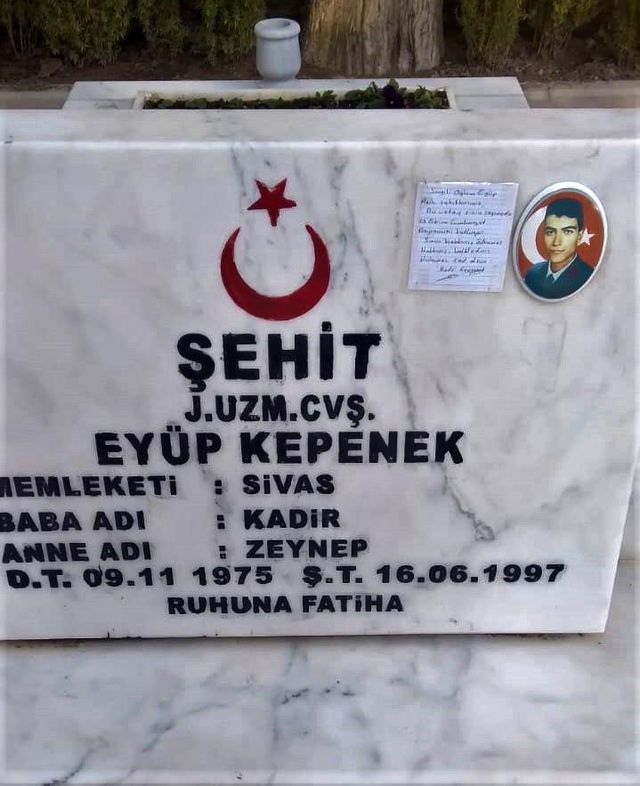 Şehitliğe giden herkesin gözü o mezara takılıyor! Üzerindeki not yürekleri parçalar