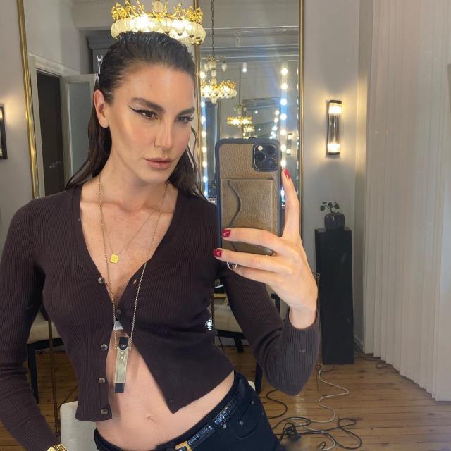 Bikinili pozunu paylaşan 45 yaşındaki Ece Sükan, fiziğiyle hayran bıraktı