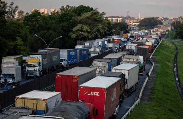 Brezilya'da Bolsonaro destekçileri otoyolu araç trafiğine kapattı