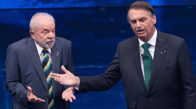 Brezilya'da seçimi kaybeden Bolsonaro destekçileri, otoyolu yangın yerine çevirdi