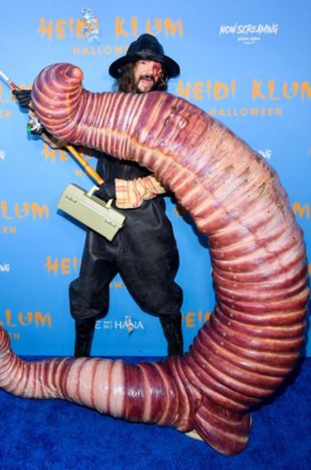 Cadılar Bayramı'nın en ilginç kostümü! İçeride çok ünlü bir isim var Cadılar Bayramı'nın en ilginç kostümü! İçeride çok ünlü bir isim var