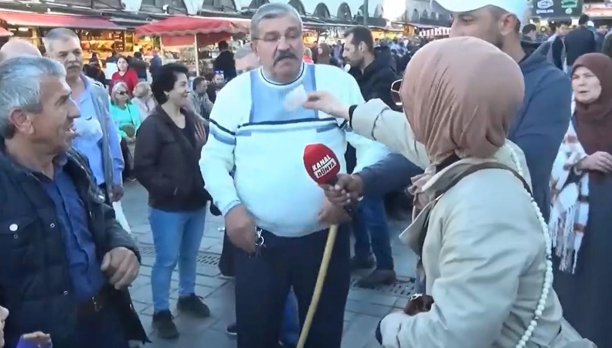 Gurbetçi kadın, 'Açım' diyen emekli vatandaşı cebinden çıkardığı para ile böyle rencide etti